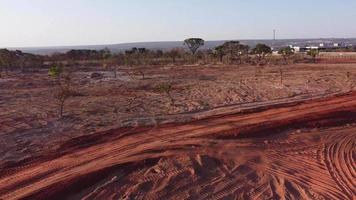 Brasilien, Brasilien augusti 29, 2022 antenn se av de landa, borsta, träd och vegetation den där var rensas ut i burle marx kondition parkera i de nordväst sektion av Brasilien, video