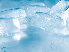 la forma del cubo de hielo se ha ajustado para agregar color, lo ayudará a refrescarse y lo hará sentir bien. fondo de hielo foto