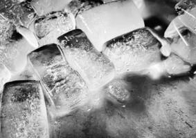 la forma del cubo de hielo se ha ajustado para agregar color, lo ayudará a refrescarse y lo hará sentir bien. fondo de hielo foto