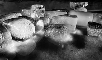 la forma del cubo de hielo se ha ajustado para agregar color, lo ayudará a refrescarse y lo hará sentir bien. fondo de hielo foto