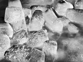 la forma del cubo de hielo se ha ajustado para agregar color, lo ayudará a refrescarse y lo hará sentir bien. fondo de hielo foto