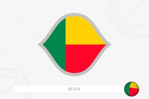 bandera de benin para la competencia de baloncesto sobre fondo gris de baloncesto. vector