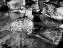 la forma del cubo de hielo se ha ajustado para agregar color, lo ayudará a refrescarse y lo hará sentir bien. fondo de hielo foto