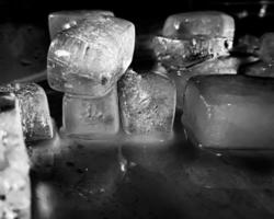 la forma del cubo de hielo se ha ajustado para agregar color, lo ayudará a refrescarse y lo hará sentir bien. fondo de hielo foto