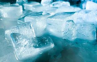 la forma del cubo de hielo se ha ajustado para agregar color, lo ayudará a refrescarse y lo hará sentir bien. fondo de hielo foto