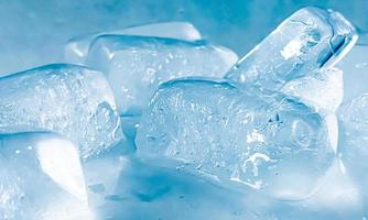 la forma del cubo de hielo se ha ajustado para agregar color, lo ayudará a refrescarse y lo hará sentir bien. fondo de hielo foto