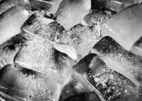 la forma del cubo de hielo se ha ajustado para agregar color, lo ayudará a refrescarse y lo hará sentir bien. fondo de hielo foto