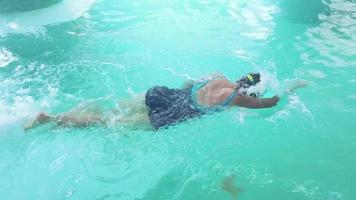 mulher nada na piscina freestyle video