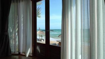 cortina y ventana con vista exterior de la playa del mar