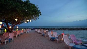 chaise de plage avec table à manger près de la plage de la mer video