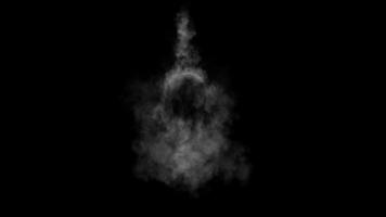 bouffée de fumée de faible densité se propageant concentriquement vers l'extérieur. fumée de coup de feu. fumée d'onde de choc. séparés sur fond noir pur, contient un canal alpha.