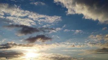 snel in beweging wolken over- Super goed Brittannië. tijd vervallen beeldmateriaal video