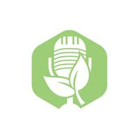 podcast hoja naturaleza ecología vector logo diseño. logotipo del programa de entrevistas de podcast con micrófono y hojas.