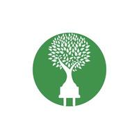 concepto de logotipo de electricidad de energía verde. icono de enchufe eléctrico con árbol. vector