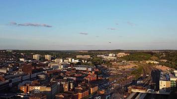 centre-ville de luton et bâtiments locaux, vue à angle élevé du drone sur le centre-ville de luton et la gare. luton angleterre grande bretagne video