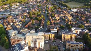 centro da cidade de luton e edifícios locais, vista do drone de alto ângulo do centro da cidade de luton e da estação ferroviária. luton inglaterra grã-bretanha video