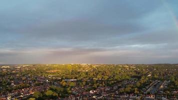 centre-ville de luton et bâtiments locaux, vue à angle élevé du drone sur le centre-ville de luton et la gare. luton angleterre grande bretagne video