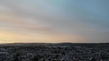 centro da cidade de luton e edifícios locais, vista do drone de alto ângulo do centro da cidade de luton e da estação ferroviária. luton inglaterra grã-bretanha video