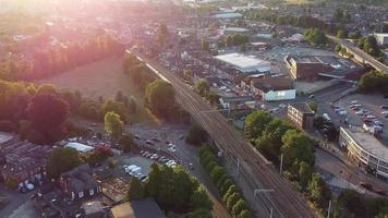 centre-ville de luton et bâtiments locaux, vue à angle élevé du drone sur le centre-ville de luton et la gare. luton angleterre grande bretagne video