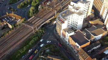 centre-ville de luton et bâtiments locaux, vue à angle élevé du drone sur le centre-ville de luton et la gare. luton angleterre grande bretagne video