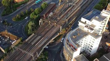 centre-ville de luton et bâtiments locaux, vue à angle élevé du drone sur le centre-ville de luton et la gare. luton angleterre grande bretagne video