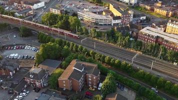 centre-ville de luton et bâtiments locaux, vue à angle élevé du drone sur le centre-ville de luton et la gare. luton angleterre grande bretagne video