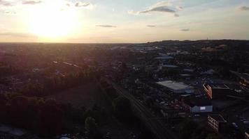 centre-ville de luton et bâtiments locaux, vue à angle élevé du drone sur le centre-ville de luton et la gare. luton angleterre grande bretagne video