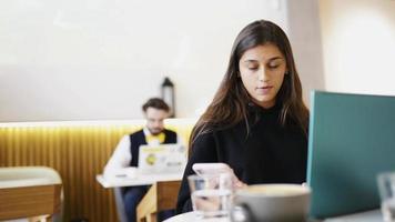 vrouw Bij koffie winkel werken en studies Aan laptop video