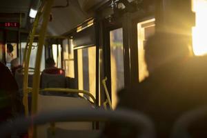 dentro del autobús hay luz del sol. personas en transporte. foto