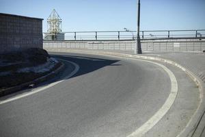 giro brusco. tráfico de un solo carril en la ciudad. foto