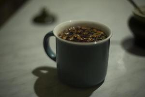 taza de té. taza en la mesa. foto