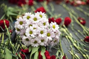flores en memorial. ramo de flores en lápida. foto