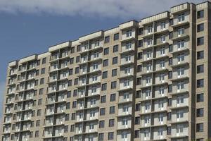 construcción de viviendas en rusia. construcción de casa. un montón de ventanas en el edificio. foto