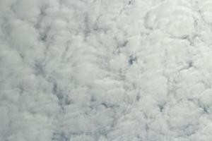 nubes en el cielo. las condiciones climáticas. ambiente en verano. foto