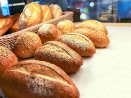 primer plano y cultivo de pan francés en los estantes vendidos en la panadería. foto