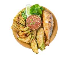 comida tailandesa, salsa de pasta de gambas y verduras tempura con caballa frita en plato amarillo y aislado sobre fondo blanco. foto
