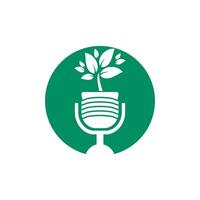podcast hoja naturaleza ecología vector logo diseño. logotipo del programa de entrevistas de podcast con micrófono y hojas.