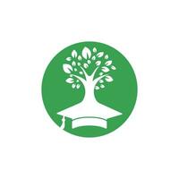 concepto de logotipo de electricidad de energía verde. icono de enchufe eléctrico con árbol y hogar. vector