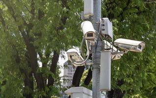 circuito cerrado de televisión al aire libre en un poste en el parque foto