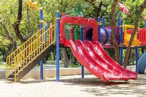 colorido parque infantil al aire libre en el parque foto