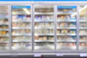 supermercado refrigeradores comerciales congelador que muestra alimentos congelados resumen fondo borroso foto