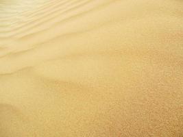 olas de textura de arena. dunas del desierto. paisaje de puesta de sol de dunas del desierto. foto