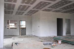 interior de la habitación vacía con techo de placa de yeso en el sitio de construcción foto