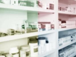 estantes borrosos llenos de medicamentos en la farmacia foto