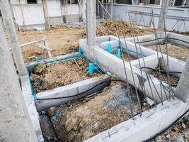 Instalación del sistema de tuberías de control de plagas en los cimientos de construcción de casas nuevas para la protección de termitas foto