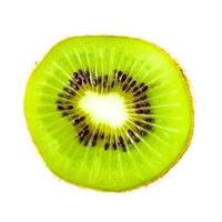 Rodaja de kiwi aislado sobre fondo blanco. foto