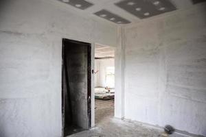 interior de la habitación vacía con techo de placa de yeso en el sitio de construcción foto