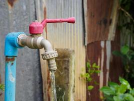 grifo de agua de cerca foto