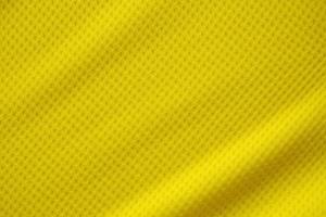 Color amarillo camiseta de fútbol ropa tela textura ropa deportiva fondo, primer plano foto