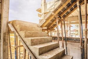 nueva construcción de casas con escalera de hormigón en el sitio de construcción foto